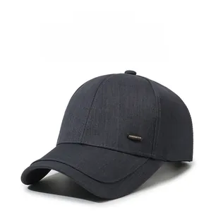 Detailansicht der dunkelgrauen Baumwoll-Baseballkappe mit seitlichem Metalllogo