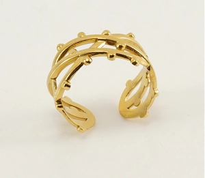 Détail de la bague en maille plaquée or 18K avec texture tissée et anneau ajustable ouvert
