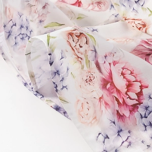 Gros plan détaillé du tissu floral avec pivoines roses et hortensias bleus