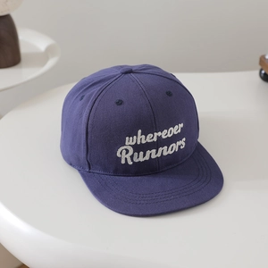 Détail de la casquette hip-hop bleu marine avec broderie 3D blanche et coutures