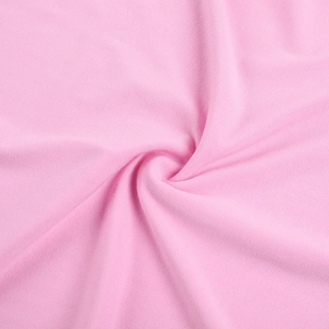 Gros plan du tissu en maille rose doux montrant une élasticité et un drapé fluide