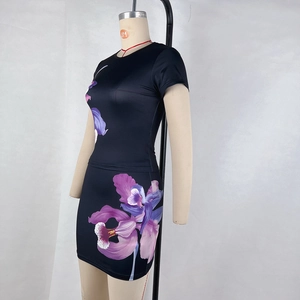 Détail de l'imprimé floral et du tissu élastique sur l'ensemble deux pièces pour femme