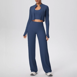 Vue détaillée de l'ensemble de yoga bleu marine avec veste zippée, haut et pantalon large