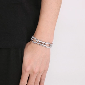 Detail eines silbernen Gliederkettenarmbands mit Zirkonia-Besatz am Handgelenk