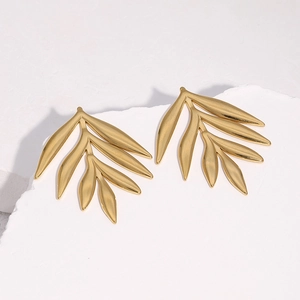 Boucles d'oreilles feuilles en acier plaqué or 18 carats avec finition polie sur fond blanc