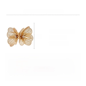 Détail montrant les dimensions du bracelet papillon en fer et les strass brillants