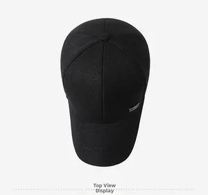 Vue de dessus d'une casquette de baseball noire en coton avec décor en métal argenté