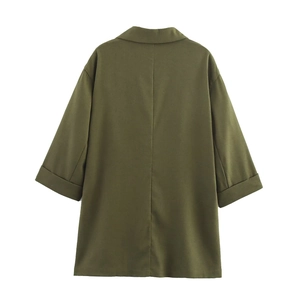 Vue arrière du blazer en lin croisé vert armée avec manches 3/4 et poignets retroussés