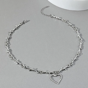 Détail du collier coeur à épines argenté avec fermoir mousqueton et chaîne d'extension