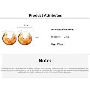 Vue détaillée des boucles d'oreilles en résine ambre, taille 3x3cm et poids 12,1g