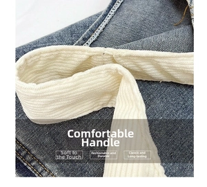 Makro-Detail der dunkelblauen Denim-Tasche mit cremefarbenem Cord-Griff und gelber Naht