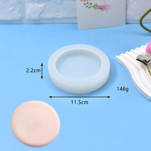 Detail view of round silicone mousse mold with dimensions 11.5cm diameter and 146g weight