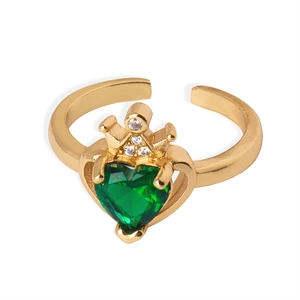 Lussuoso anello a corona dorato con gemma a cuore verde e dettagli in zircone