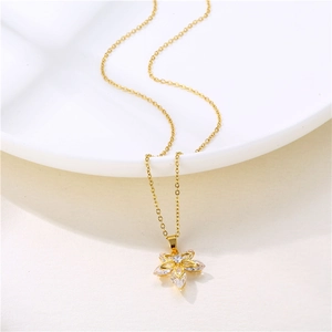 Collier minimaliste en or avec pendentif feuille en zircon sur assiette en céramique