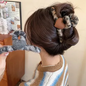 Pince à Cheveux En Peluche En Forme De Cœur Imprimé Léopard Grande Fausse Fourrure Flocage Accessoires Cheveux Femmes