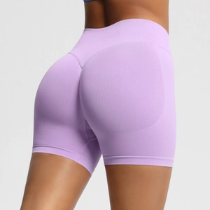 Gros plan sur le short de fitness violet sans couture taille haute avec effet push-up