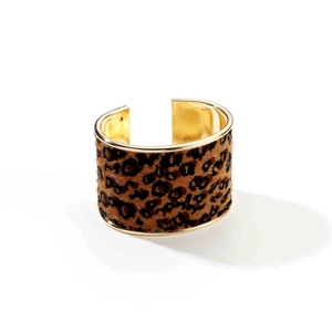 Bracelet manchette doré avec texture léopard floquée et bande métallique large