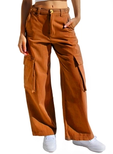 Detailansicht der braunen Cargo-Jeans mit hoher Taille und mehreren praktischen Taschen