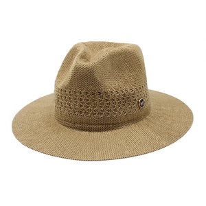 Détail d'un chapeau panama tissé main avec motif ajouré et ornement en métal M