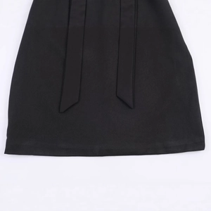 Robe courte noire tendance avec détail nœud et ourlet en tissu tissé texturé