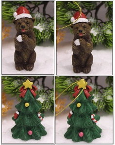 Détail d'ornements de Noël en résine montrant un ours brun et un sapin décoré