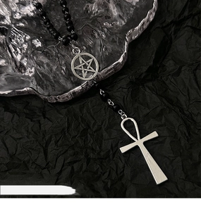 Collier gothique sombre avec perles noires, pendentif croix ankh argentée et étoile