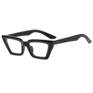 Occhiali da sole cat-eye retrò neri con montatura geometrica e borchie dorate lucide