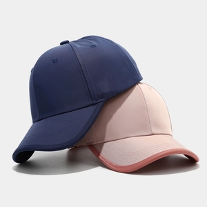 Berretti da baseball minimalisti tinta unita blu navy e rosa con dettagli di piping