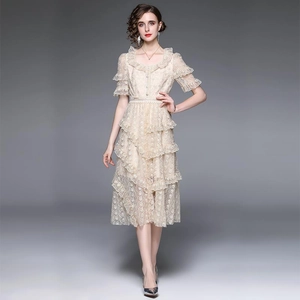 Robe longue élégante en dentelle beige avec col en V à volants et taille ajustée