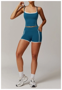 Détail de l'ensemble de yoga sarcelle avec bordure blanche et poche latérale utile