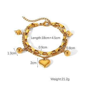 Vue détaillée du bracelet double couche plaqué or 18k avec breloques cœur et dimensions