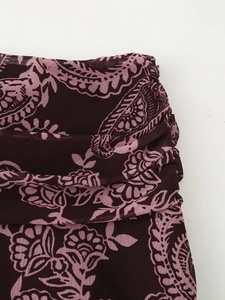 Gros plan sur l'imprimé paisley bohème sur tissu léger avec des détails froncés
