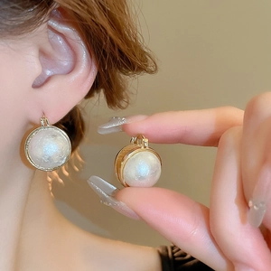 Boucles d'oreilles vintage en perles rondes géométriques avec monture en métal doré