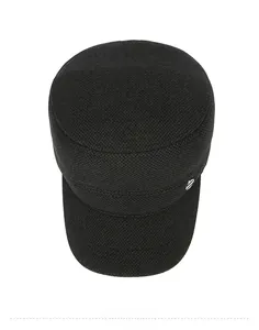 Détail de la casquette militaire en laine noire montrant la texture et le logo latéral