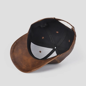 Vista dettagliata dell'interno di un cappellino da baseball in pelle PU marrone con fodera nera