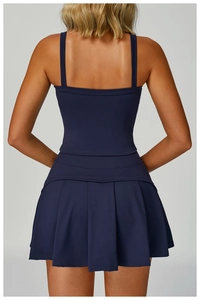 Vista trasera de un vestido de tenis azul marino con espalda deportiva y falda plisada