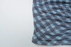 Vue macro détaillée de la texture du tissu à carreaux bleu et gris et bords élastiques