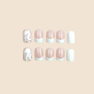 Faux ongles carrés courts avec pointes French blanches et motifs ondulés en relief 3D