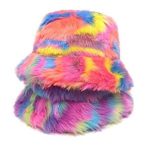 Bob chic en fausse fourrure arc-en-ciel avec texture tie-dye duveteuse aux tons colorés