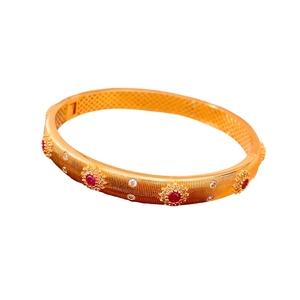 Bracelet vintage plaqué or 24 carats avec gemmes florales rouges et cristaux vue à 45 degrés