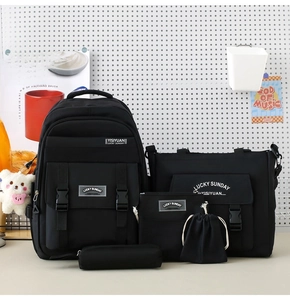 Detailliertes Set aus fünf schwarzen Nylon-Rucksäcken inklusive Tragetasche, Etui und Beutel