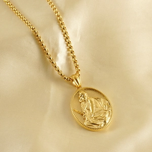 Collier vintage en acier inoxydable plaqué or 18k avec pendentif portrait ovale en relief