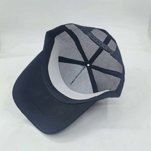 Cappellino trucker in rete traspirante blu scuro per protezione solare con cinturino