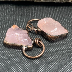 Dettaglio del ciondolo in quarzo rosa grezzo con castone in bronzo antico e texture