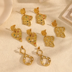 Boucles d'oreilles vintage en forme de cœur de lave dorées avec zircons et perles
