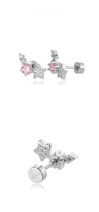 Détail de boucles d'oreilles étoiles argentées avec cristal rose et pavé de zircons