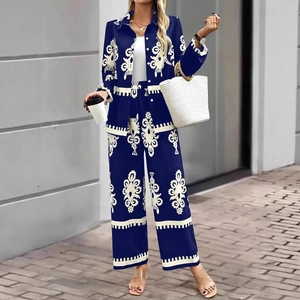 Détail d'un ensemble bleu marine pour femme avec chemise à manches longues et pantalon large