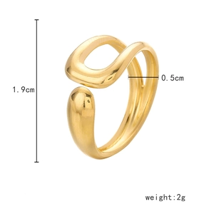 Detailansicht eines verstellbaren vergoldeten geometrischen Rings mit Maßen 1.9cm Höhe und 2g Gewicht