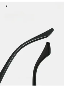 Detail of curved black mirror legs with ergonomic arc design for comfortable wear