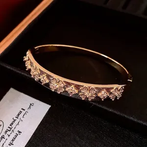 Bracelet fleur plaqué or 18 carats avec texture brossée verticale et accents de diamants